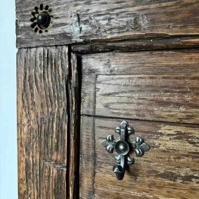 Detail nástěnné dekorace v truhlářství Zbraslav