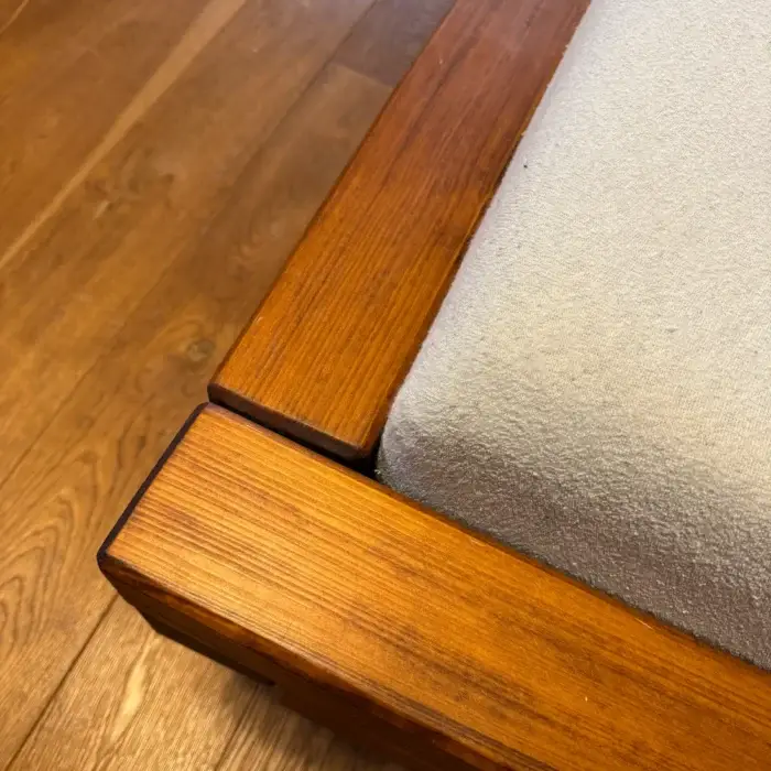 Detail manželské postele vyrobené na míru v truhlárně Zbraslav