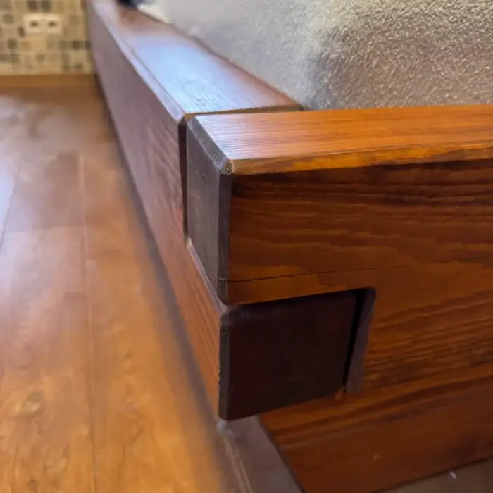 Detail manželské postele vyrobené na míru v truhlárně Zbraslav