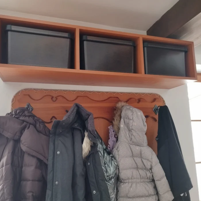 Police na úložné boxy dělaná na míru truhlářem